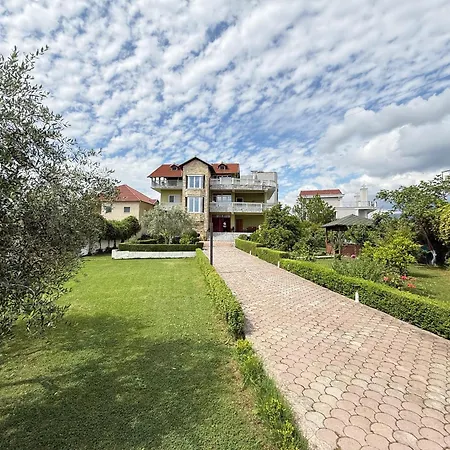 Pensión Brahja, Tirana