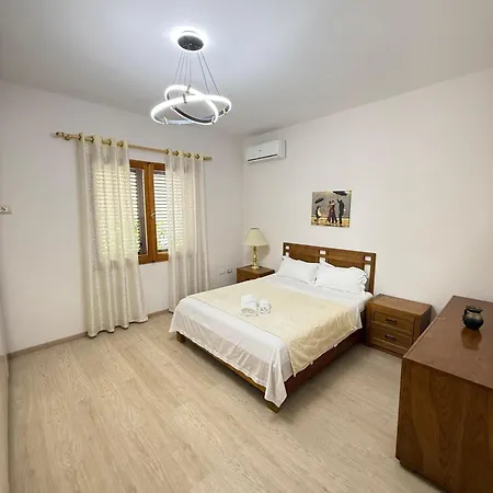 Pensión Brahja, Tirana